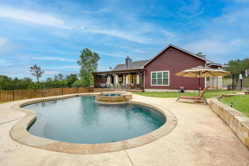 Sunny Smithville Getaway with Pool and Hot Tub!