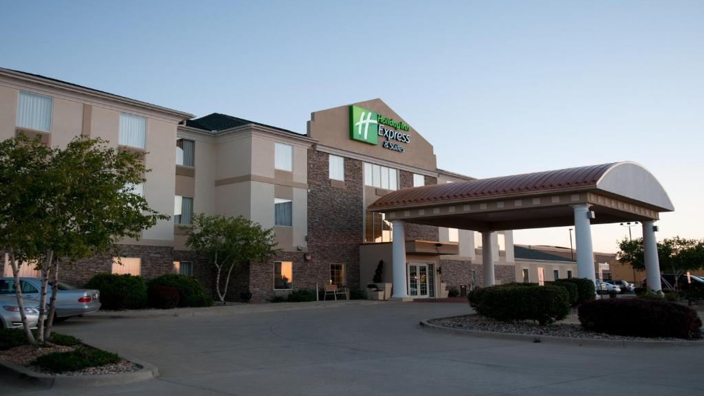 Holiday Inn Express Hotel & Suites Bloomington-Normal University Area, an IHG Hotel