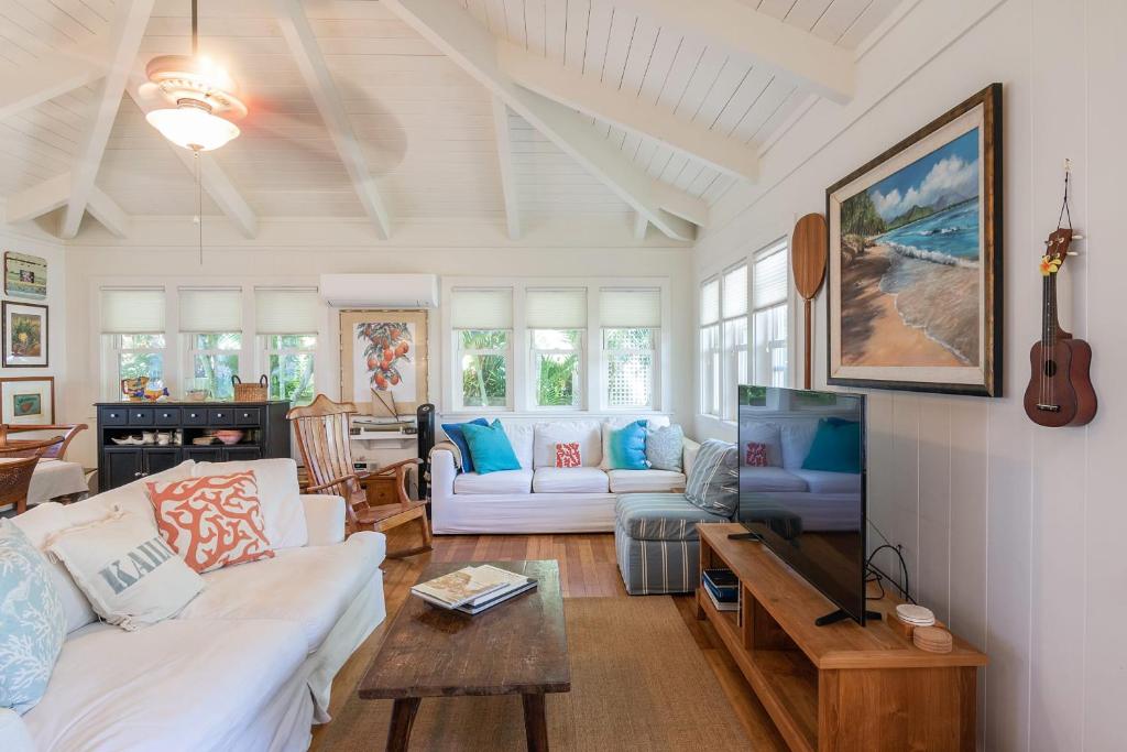 Sunshine Cottage just steps to Kailua beach