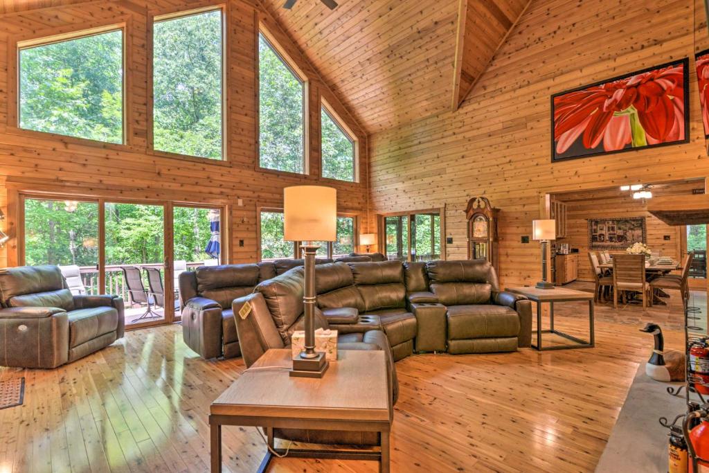 Idyllic Mtn Retreat with Hot Tub Near Shenandoah NP!